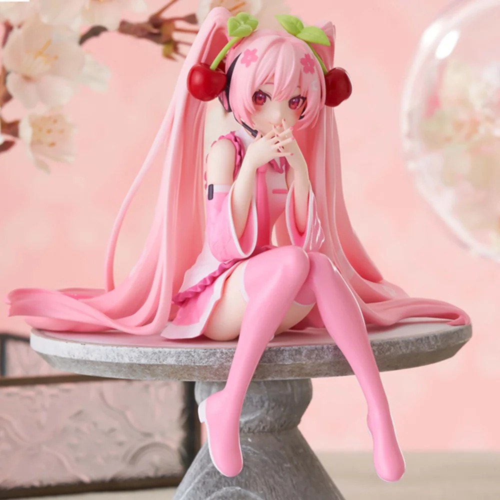 Figure da Hatsune Miku Sakura sobre um pedestal de pedra, com flores de cerejeira ao fundo
