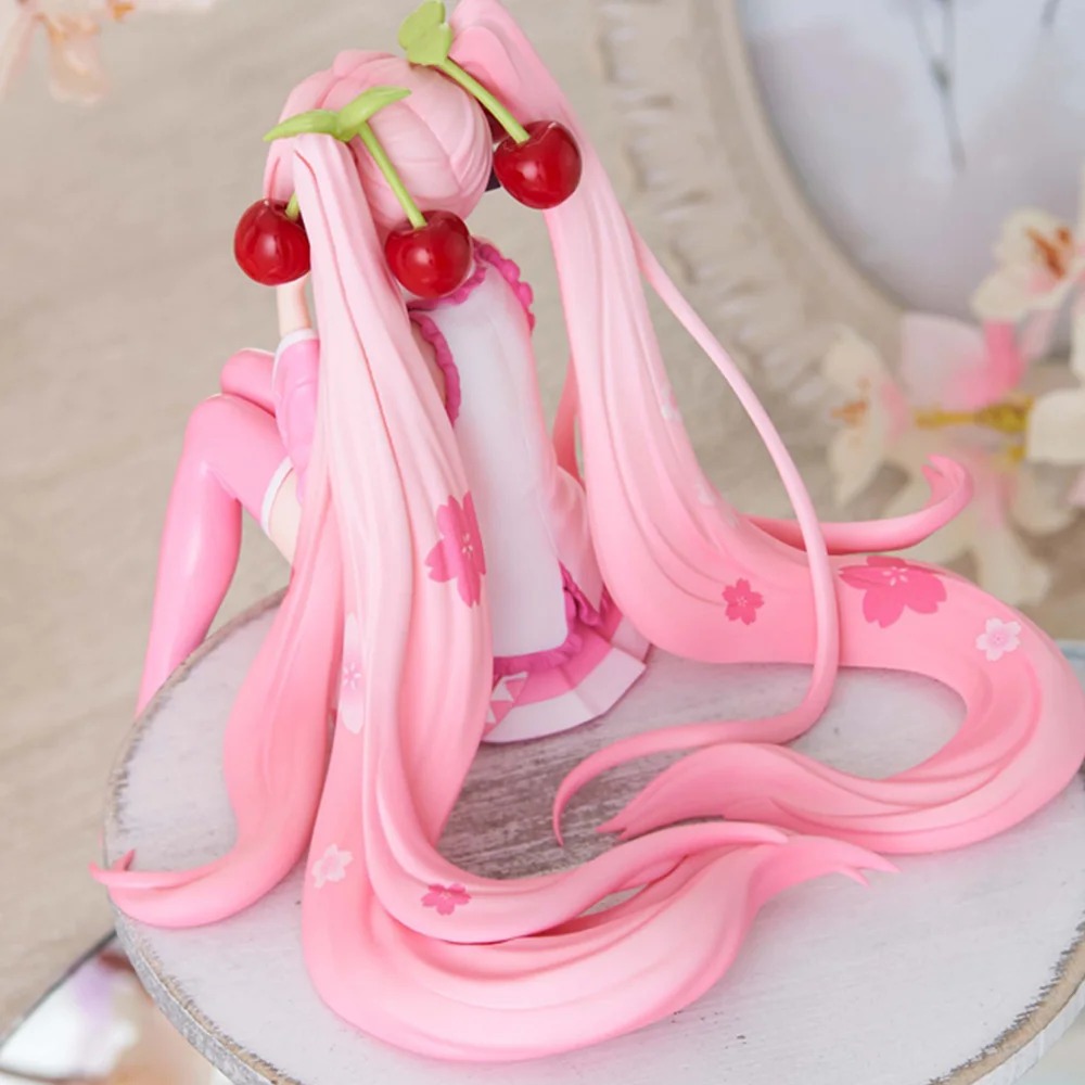 Costas da figure da Hatsune Miku Sakura, com as cerejas e as tranças rosa compridas
