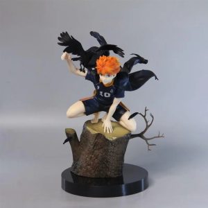 Hinata Shoyo agachado num tronco com corvos, figure de Haikyuu!!, sobre base preta