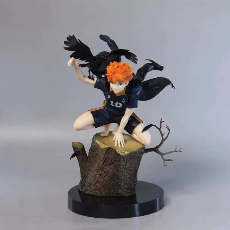 Hinata Shoyo agachado num tronco com corvos, figure de Haikyuu!!, sobre base preta