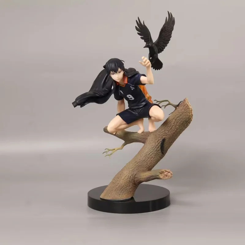 Kageyama Tobio de uniforme do Karasuno num galho com um corvo, figure de Haikyuu!!