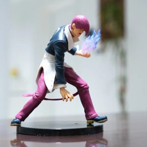 Iori Yagami, The King of Fighters, em pose de ataque com chama roxa na mão, sobre base preta