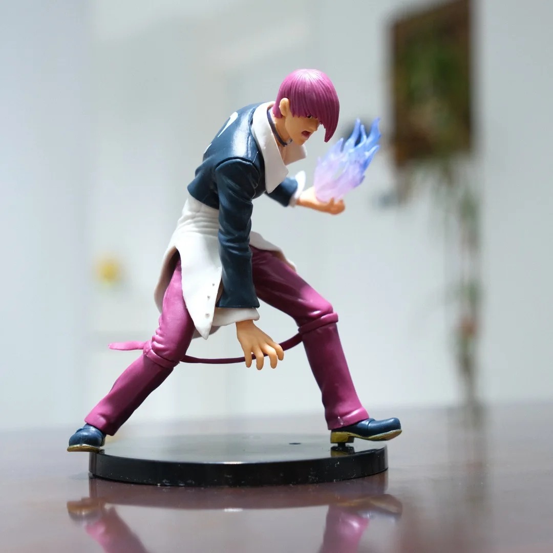 Figure do Iori Yagami de perfil, The King of Fighters, com cabelo vermelho, jaqueta escura, calça roxa e chama