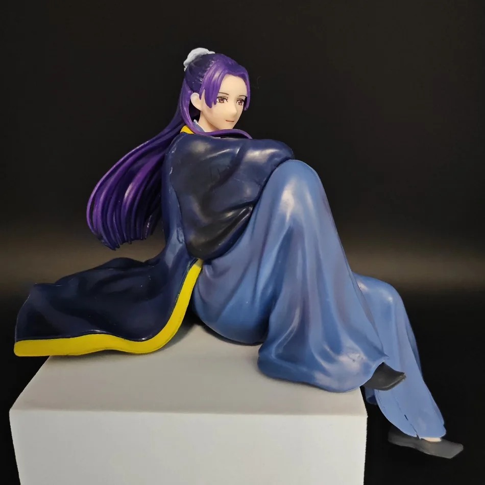 Figure do Jinshi, de Diários de uma Apotecária, em três quartos, com cabelo roxo longo e túnica azul de detalhes amarelos