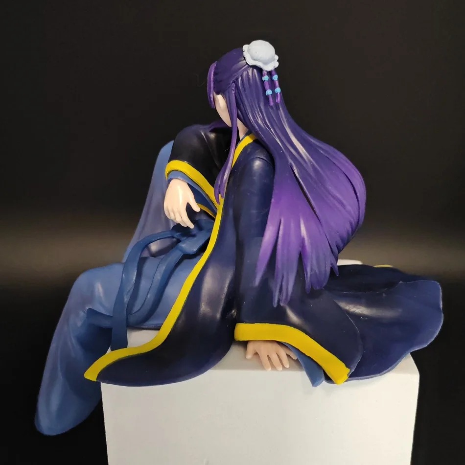 Lateral da figure do Jinshi, de Diários de uma Apotecária, com o cabelo solto sobre o ombro