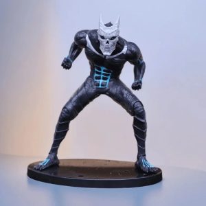 Kaiju No. 8 em pose de combate sobre base preta, figure do Kafka Hibino em forma de monstro