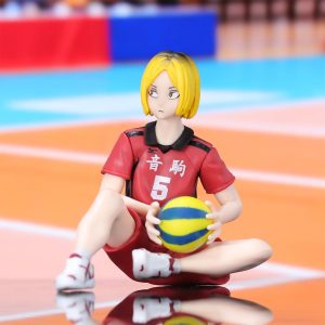 Figure do Kenma, de Haikyuu!!, sentado com a camisa vermelha do Nekoma e uma bola de vôlei, em close