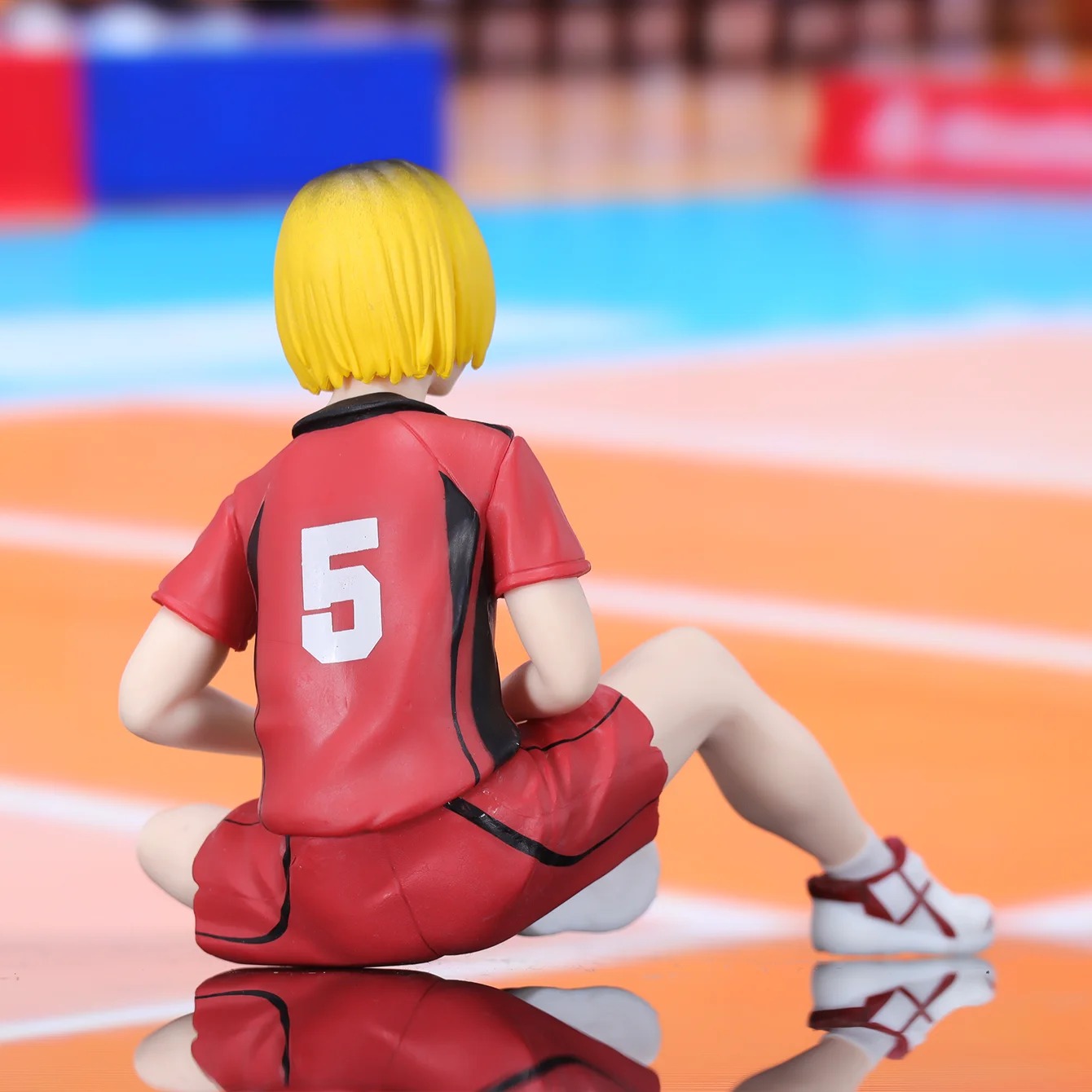 Costas da figure do Kenma, de Haikyuu!!, com o número 5 na camisa