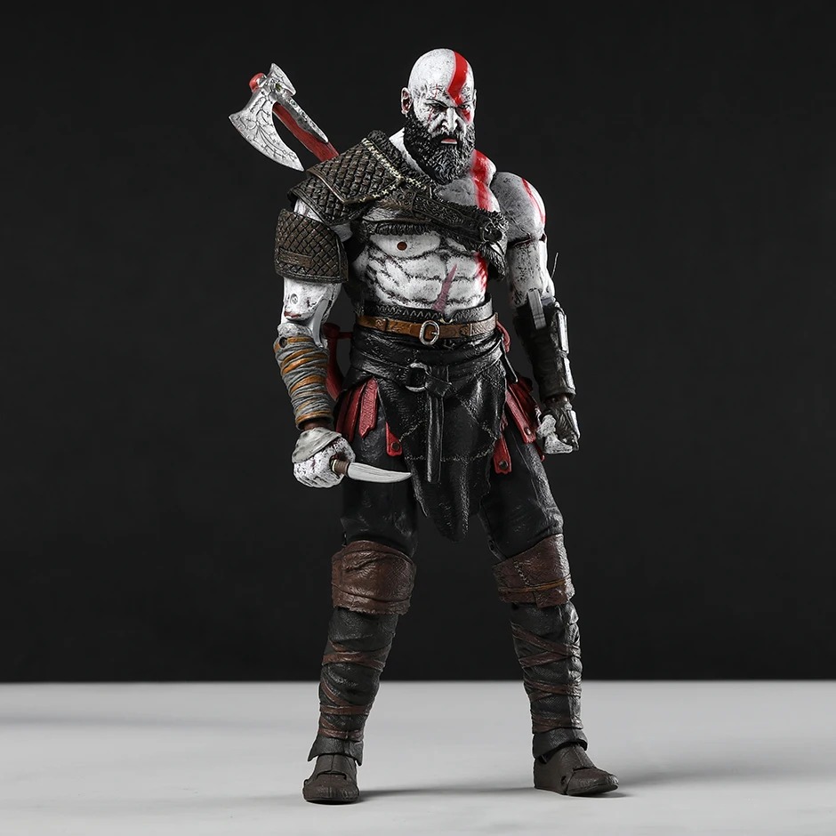 Kratos de pé, de armadura e barba, em figure de God of War 2018