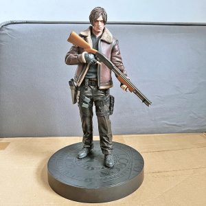 Leon S. Kennedy, Resident Evil, de jaqueta marrom e espingarda sobre base redonda preta