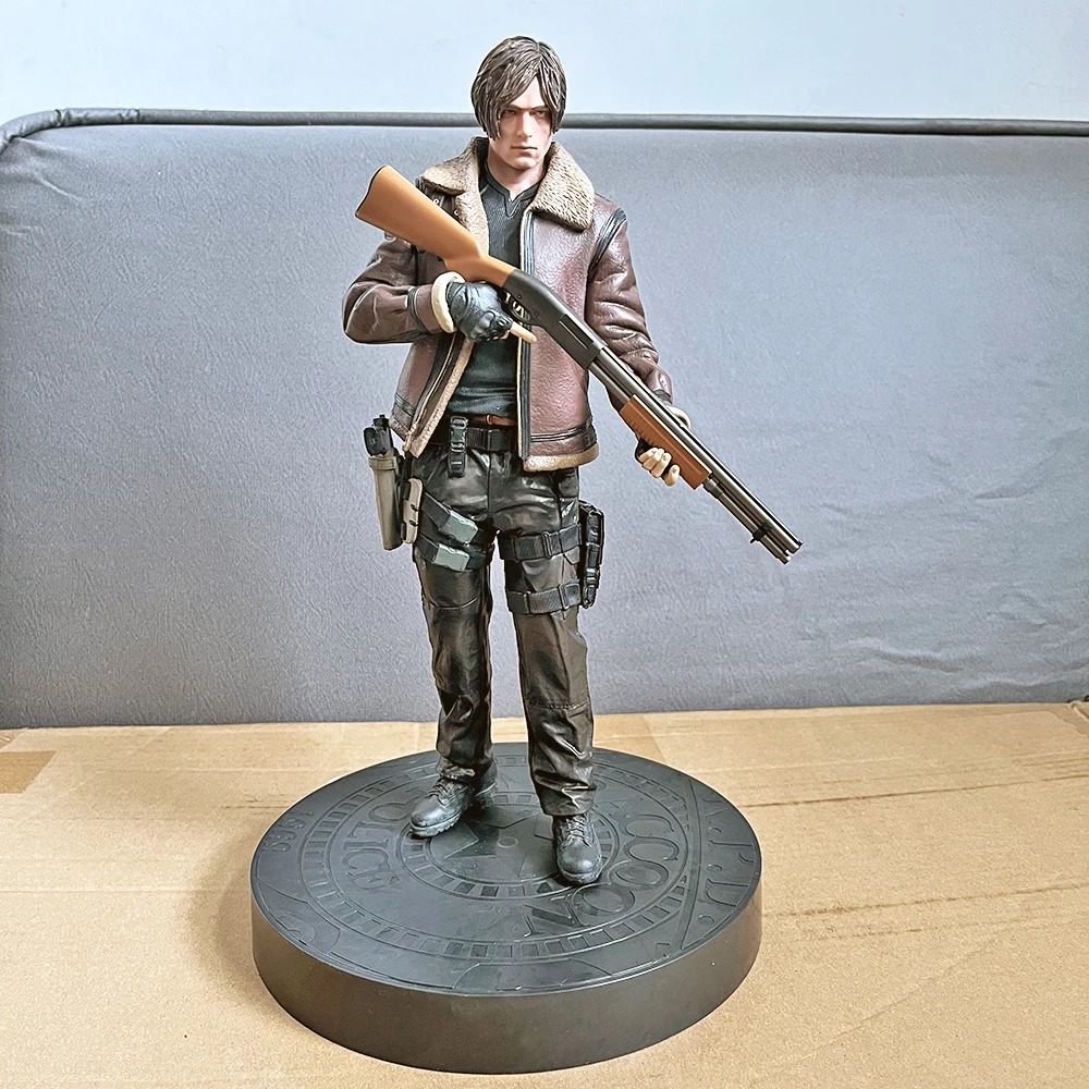 Leon S. Kennedy, Resident Evil, de jaqueta marrom e espingarda sobre base redonda preta