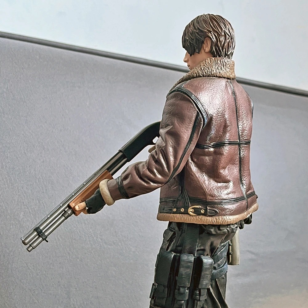 Figure do Leon Kennedy de perfil, Resident Evil, com jaqueta de couro marrom e espingarda