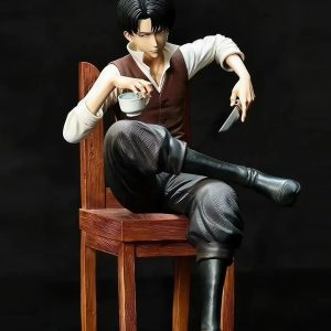 Levi Ackerman sentado numa cadeira de madeira com xícara, figure de Attack on Titan, em fundo escuro
