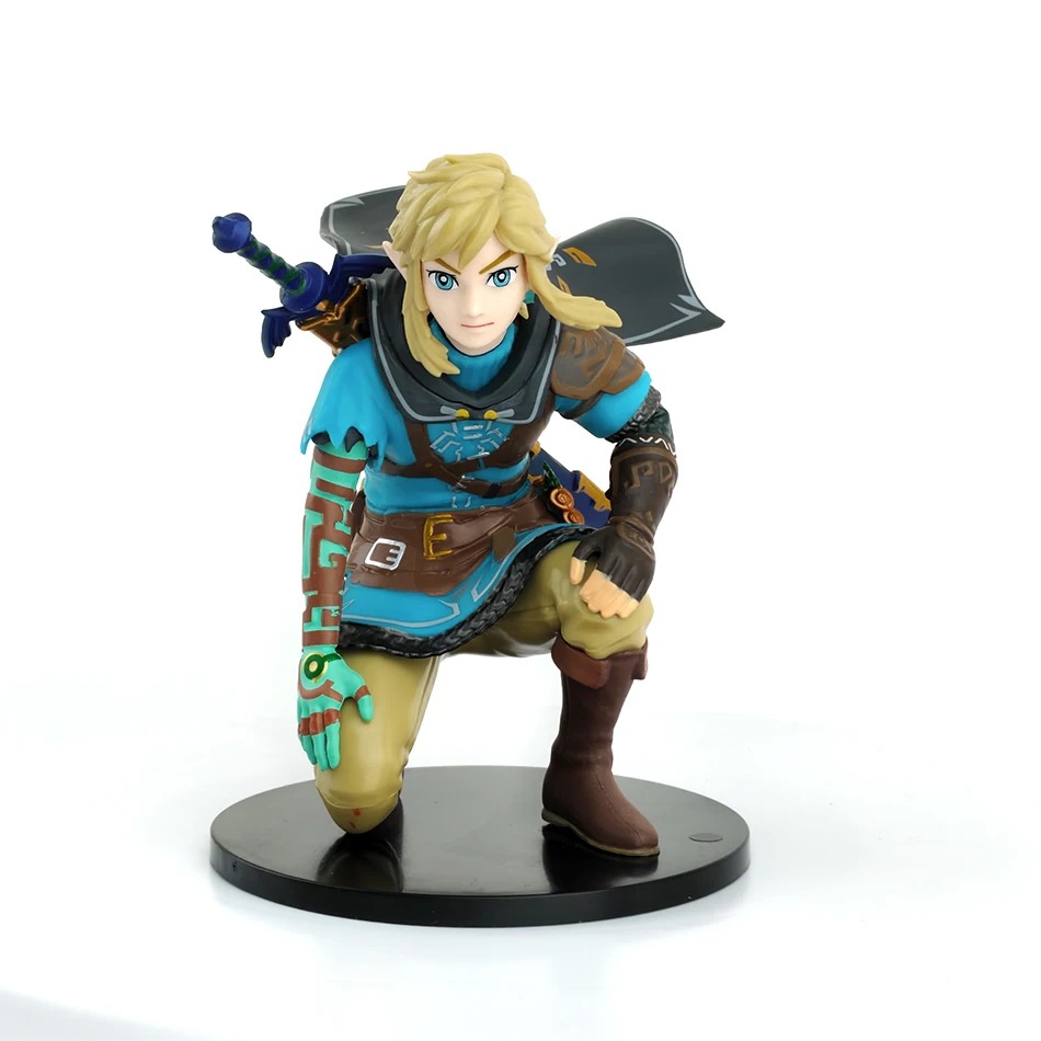 Link ajoelhado de túnica azul-turquesa e espada nas costas, figure de The Legend of Zelda, sobre base preta