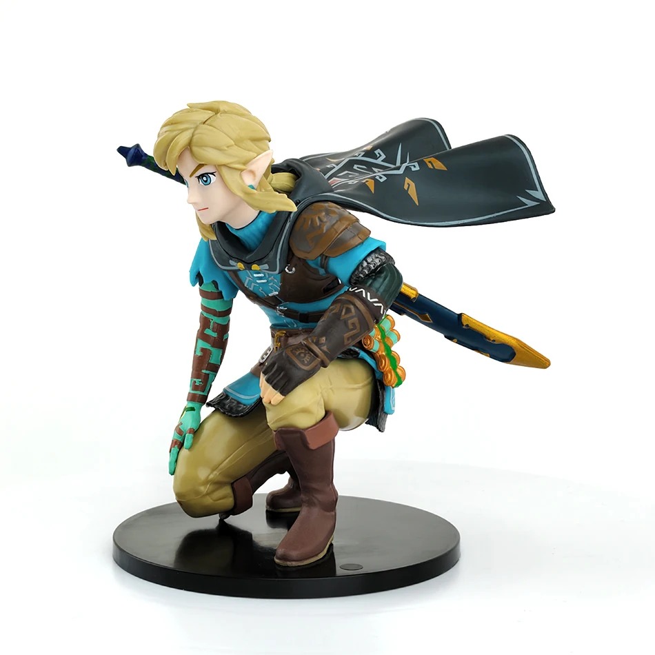 Figure do Link em ângulo, com capa escura esvoaçante e espada, The Legend of Zelda