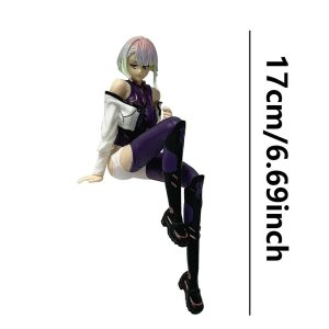 Lucy de Cyberpunk: Edgerunners em figure sentada, de jaqueta branca e botas altas, com a marcação de 17 cm