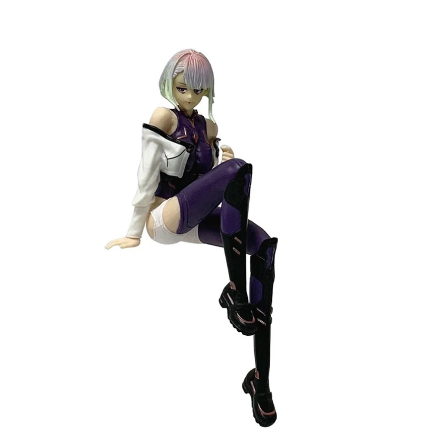 Lucy sentada de Cyberpunk: Edgerunners em figure, em outro ângulo, com cabelo bicolor