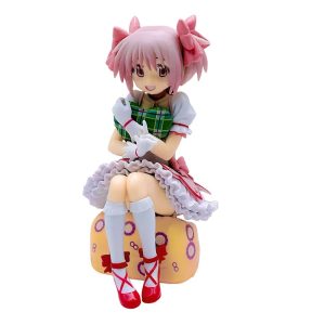 Madoka Kaname, de Puella Magi Madoka Magica, em figure sentada num pufe, de vestido rosa e luvas brancas