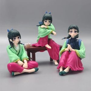Três figures da Maomao, de Diários de uma Apotecária, sentadas em poses distintas, uma delas no banco