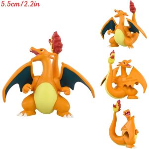 Charizard, de Pokémon, em figure de asas abertas, mostrada em três ângulos, com 5,5 cm de altura