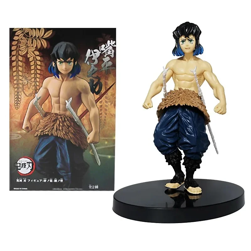 Inosuke em figure de Demon Slayer, sem camisa e de calça azul, ao lado da caixa