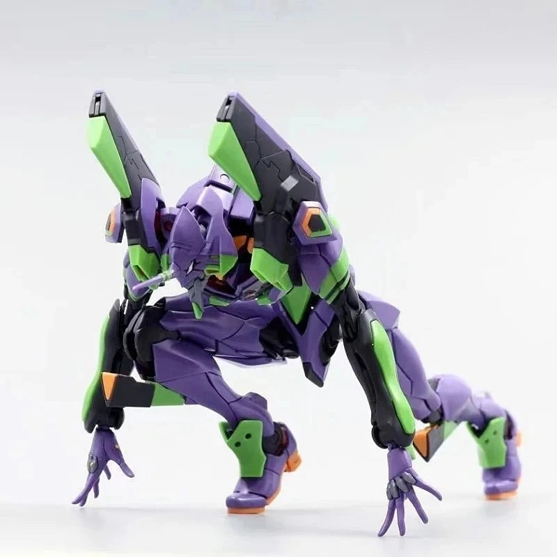 Evangelion Unidade 01 montado e agachado, de braços abertos, em fundo cinza claro