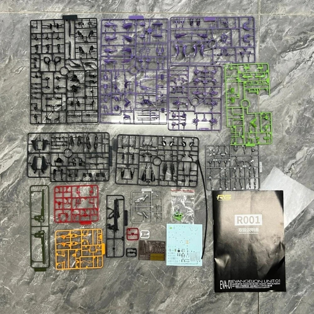 Peças do model kit do Evangelion Unidade 01 em molduras, com adesivos e manual, antes de montar