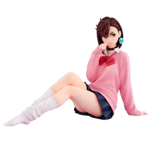 Momo Ayase sentada, de Dandadan, com suéter rosa, laço vermelho e saia azul