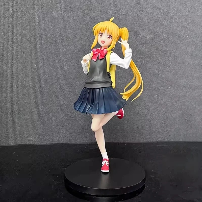 Nijika Ijichi, de Bocchi the Rock!, em figure de pé com uniforme escolar sobre base redonda preta