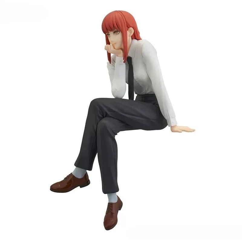 Figure da Makima, de Chainsaw Man, sentada de pernas cruzadas e mão no queixo, de camisa branca e calça preta