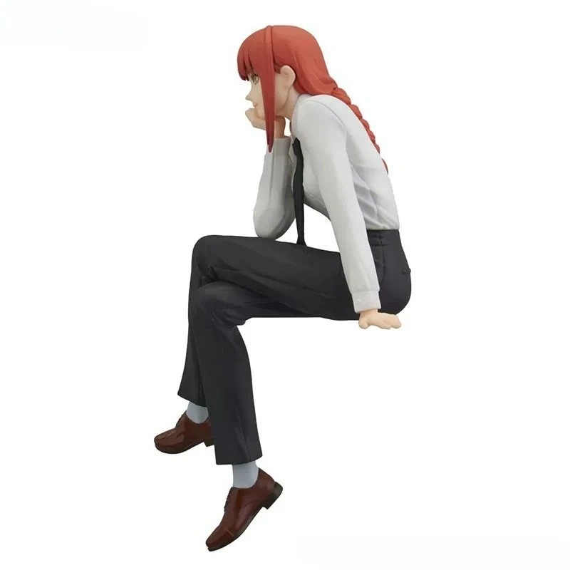 Figure da Makima de lado, com o cabelo ruivo trançado e a gravata preta, sentada em fundo branco