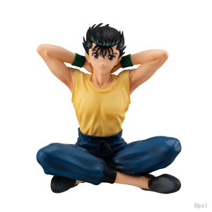 Figure do Yusuke Urameshi sentado de pernas cruzadas, de camiseta amarela e calça azul
