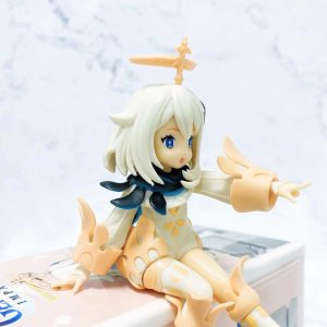 Paimon, de Genshin Impact, em detalhe da figure, com o halo e o vestido branco de detalhes dourados