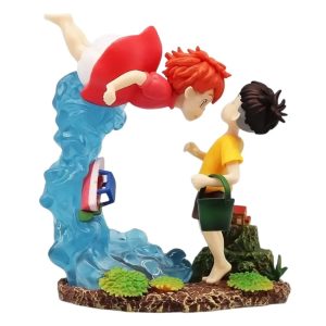 Ponyo pulando da onda azul em direção ao Sosuke, figure do filme Ponyo: Uma Amizade que Veio do Mar