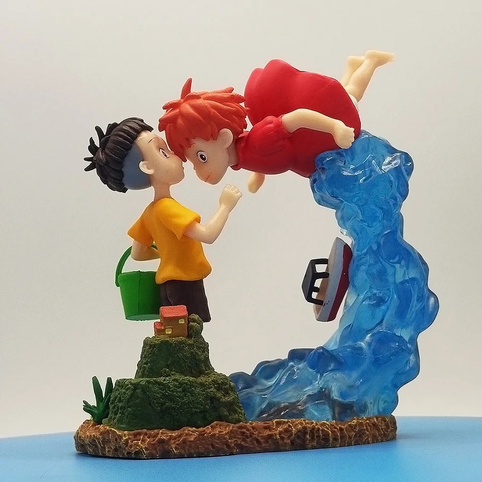 Lateral do figure de Ponyo e Sosuke, com a onda translúcida e a base