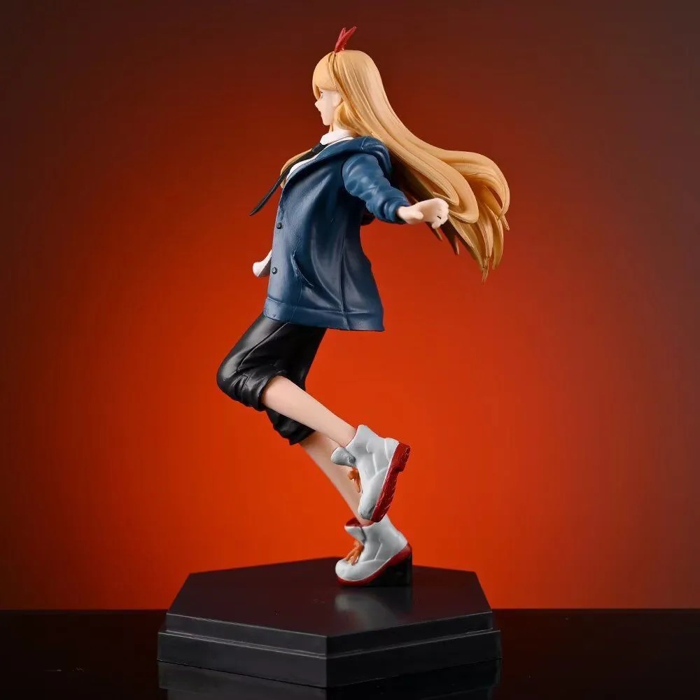 Perfil da figure da Power, de Chainsaw Man, em movimento sobre a base preta