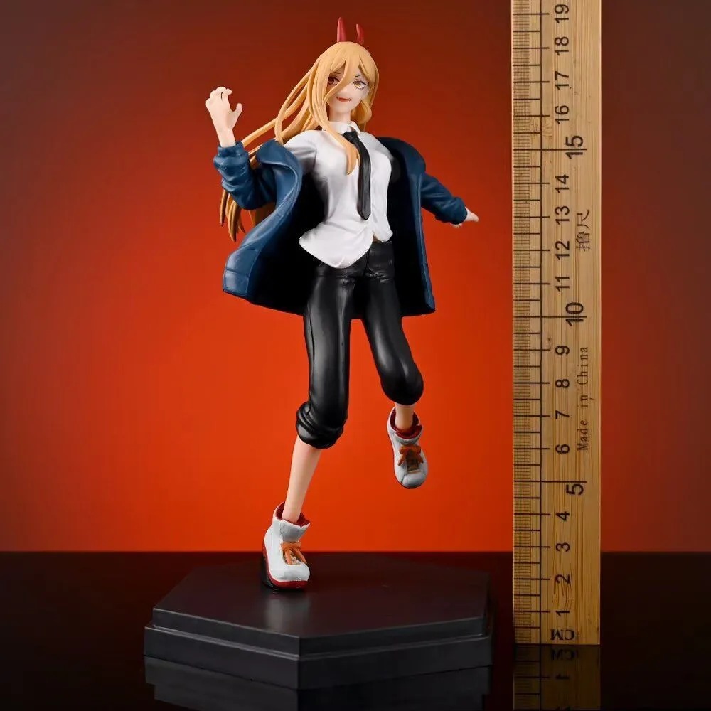 Figure da Power, de Chainsaw Man, ao lado de uma régua que marca os 21 cm de altura