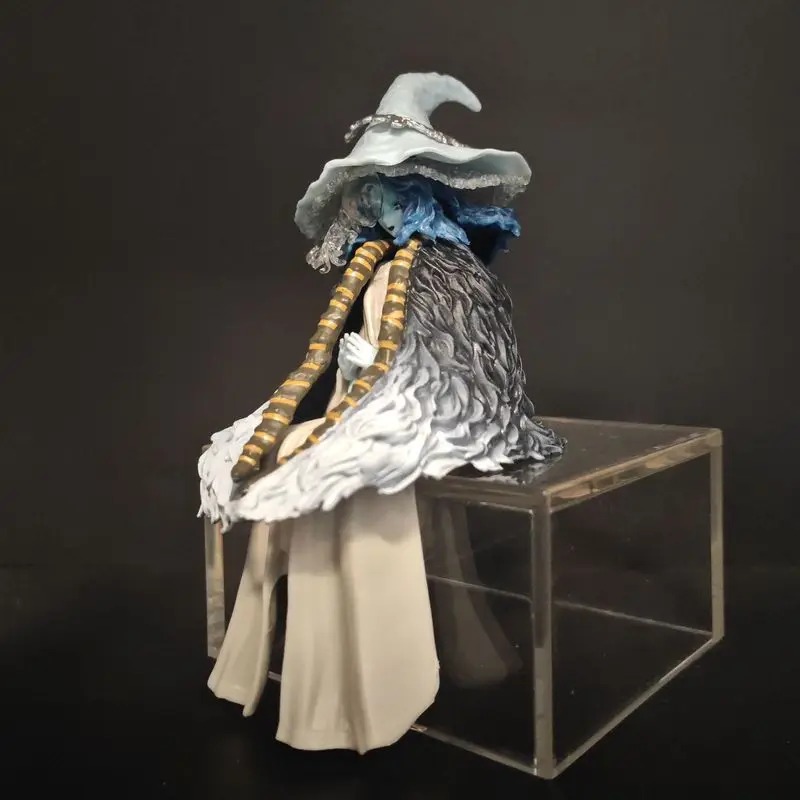 Figure da Ranni de lado, mostrando o manto de pelos e o cubo acrílico
