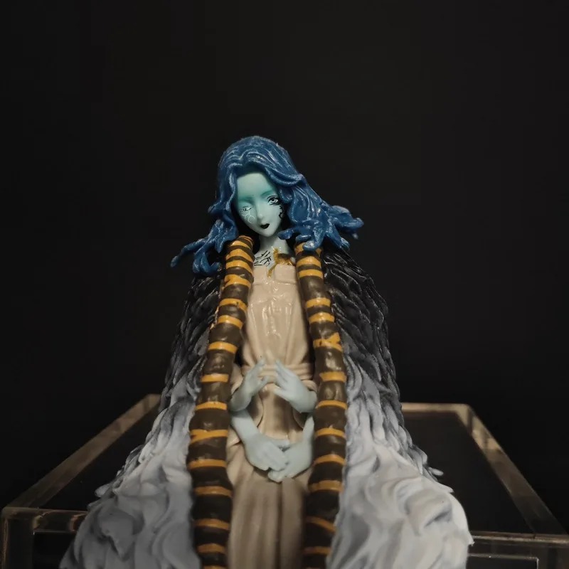 Rosto azul e cabelos ondulados da figure da Ranni, de Elden Ring, em detalhe