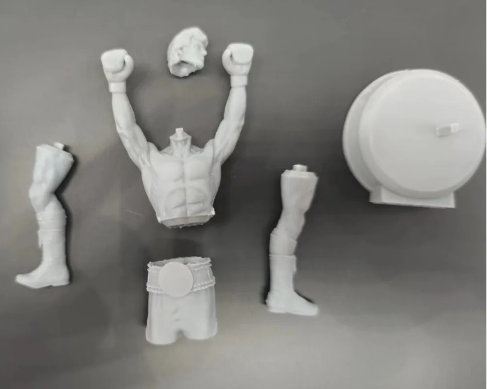 Peças cinza claro do kit do Rocky: tronco, pernas, calção, cabeça e base