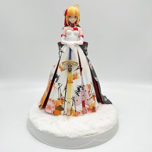 Figure da Saber Alter, de Fate, com vestido branco longo estampado e base branca