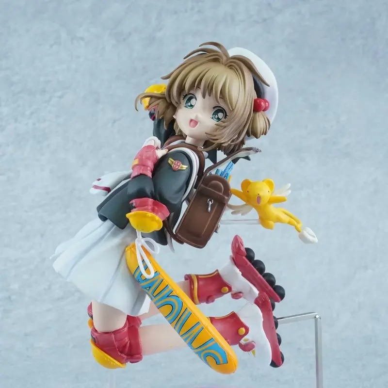 Close da Sakura Kinomoto de patins, com boina, mochila e prancha, de Sakura Card Captors