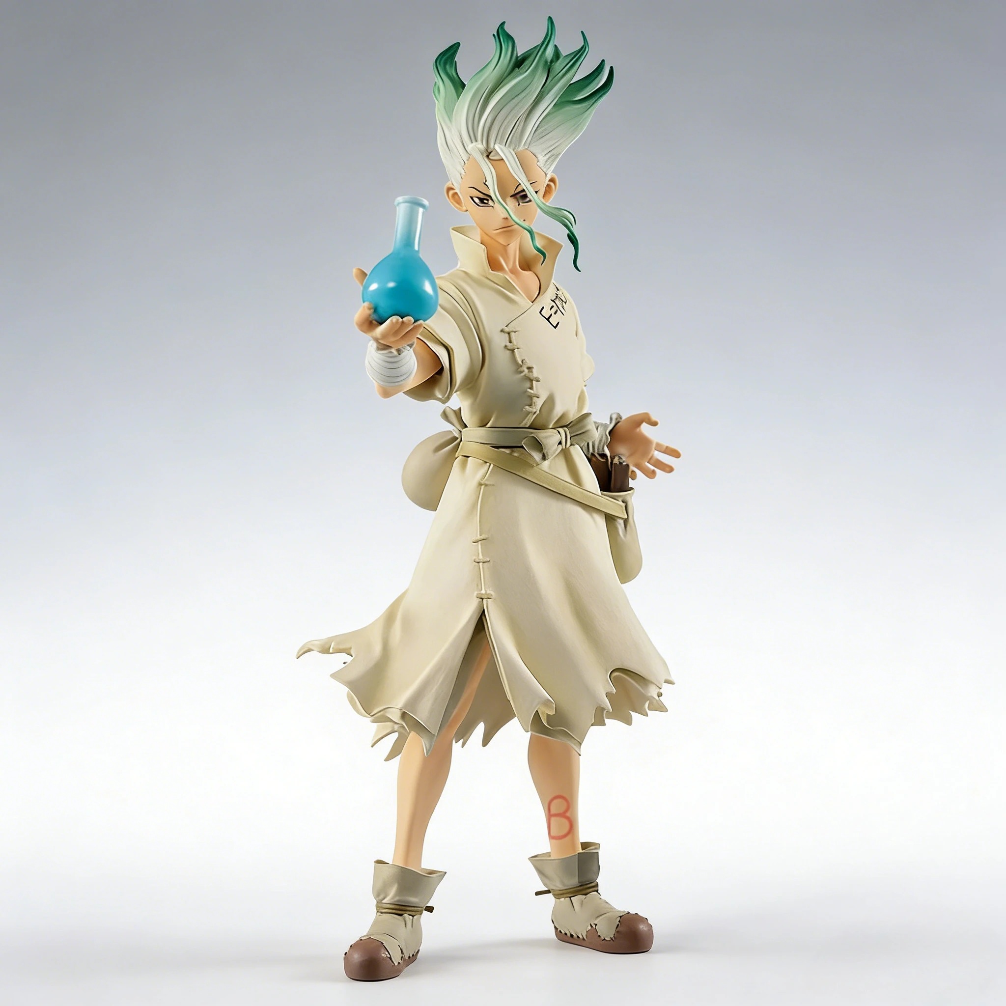 Figure de PVC do Senku com roupa bege rasgada e botas, de frente