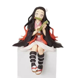 Nezuko Kamado sentada, Demon Slayer, de quimono rosa e bambu na boca
