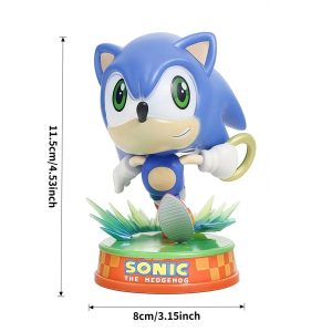 Sonic the Hedgehog correndo em figure de PVC sobre base de grama, com 11,5 cm de altura