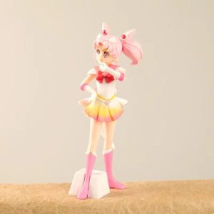 Chibiusa como Super Sailor Chibi Moon, de Sailor Moon, em figure de pé com saia degradê e botas rosa