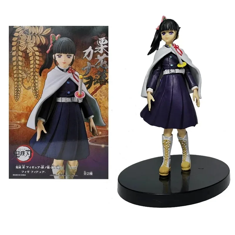 Kanao em figure de Demon Slayer, com capa branca e saia roxa, junto da caixa