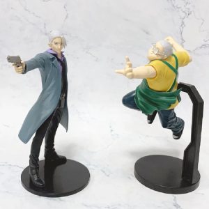 Taro Sakamoto de casaco azul-acinzentado com pistola, figure de Sakamoto Days, sobre base preta