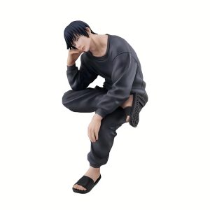 Toji Fushiguro sentado de moletom escuro e chinelo, com o rosto apoiado na mão