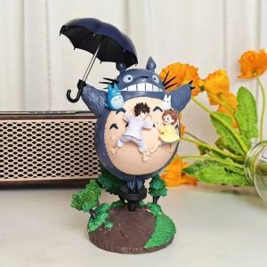 Totoro com guarda-chuva aberto e as irmãs Mei e Satsuki na barriga, figure de Meu Amigo Totoro